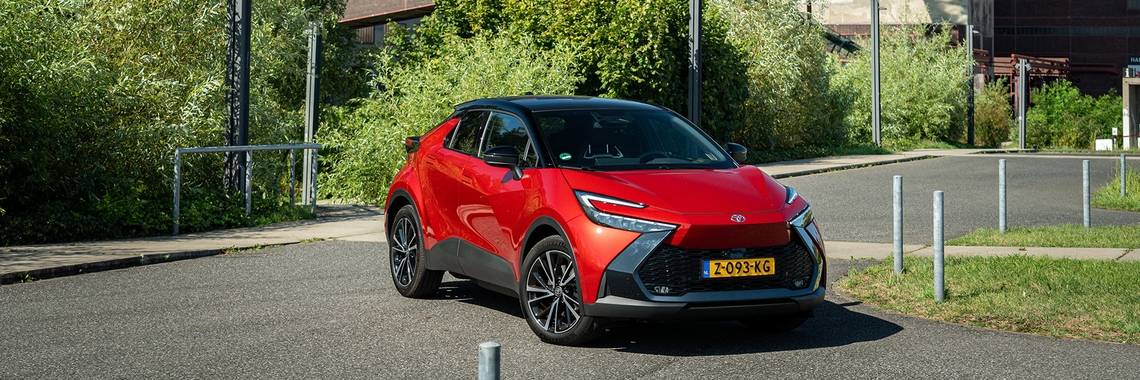 Toyota-C-HR-exterieur-rechter-voorzijde-schuin-roodkleurig-voor-gebouwen