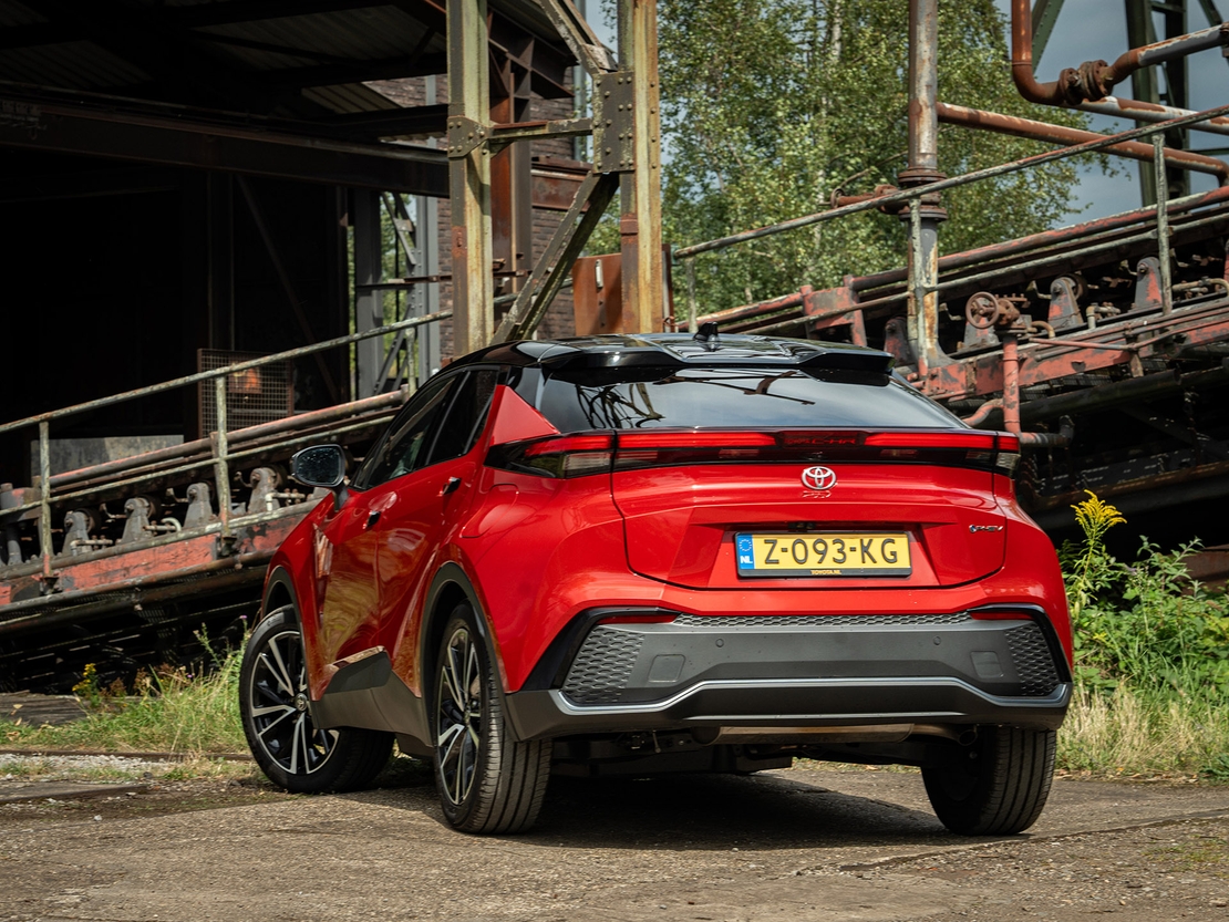 Toyota-C-HR-exterieur-schuin-achterzijde-rood-zwart